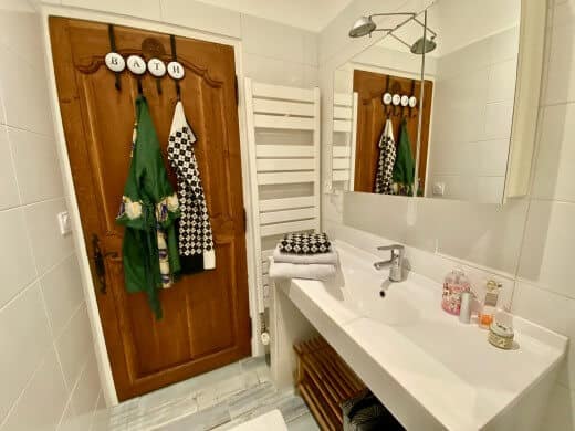 Bad mit großem Waschbecken und Spiegelschrank